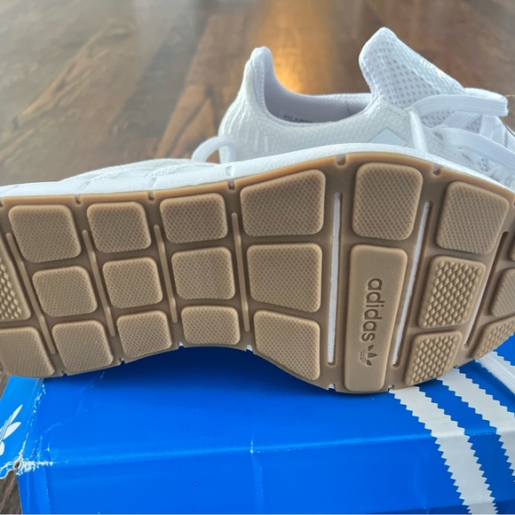 ADIDAS SWIFT RUN - Picture 3 of 5